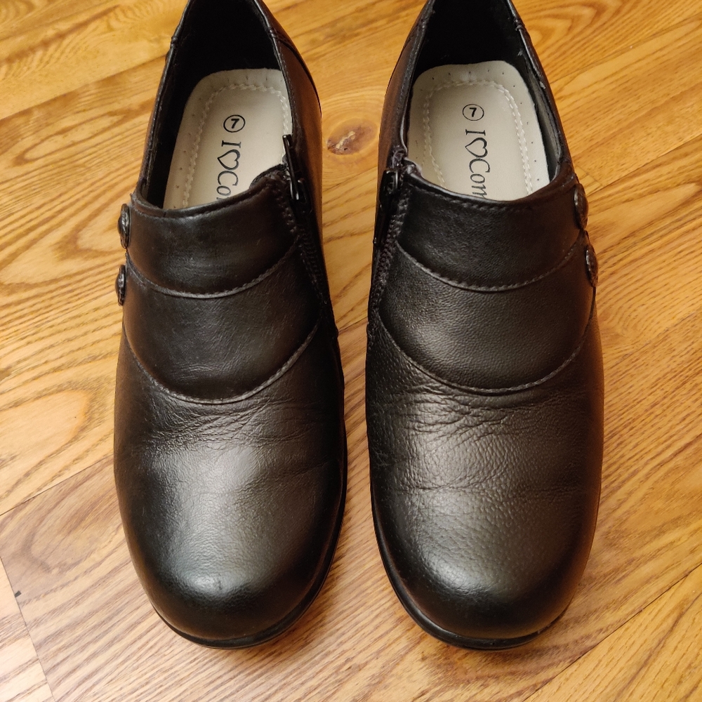 Super comfortable black low heeled leather loafers, EUC, Size 7D (wide)